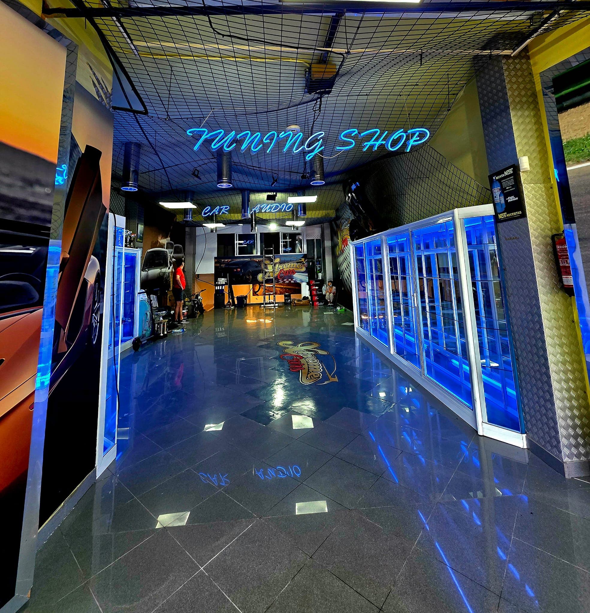 Interior del concesionario Luxury Car Performance